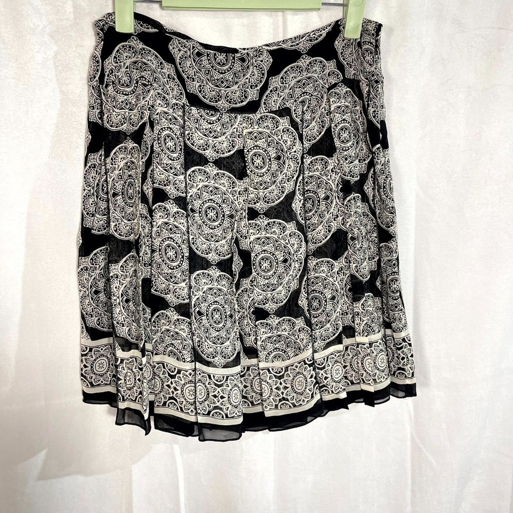 White House Black Market Silk Skirt 2 Black White Mandala Medallion Pleated Midi